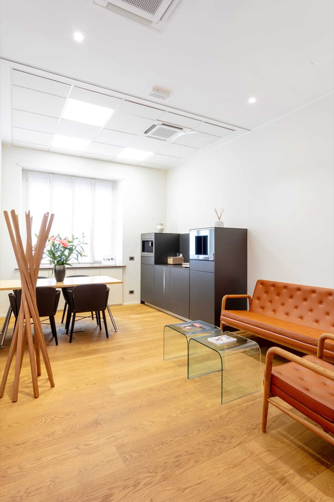La sala d'attesa dello studio, con poltrone color cuoio e bambù