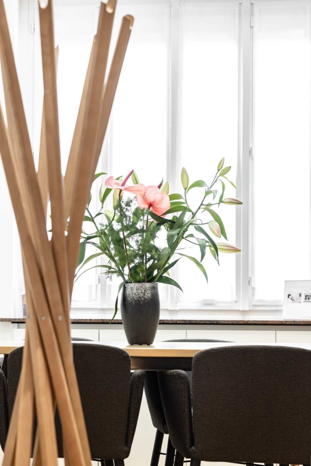 Un angolo della sala d'attesa con fiori e bambù