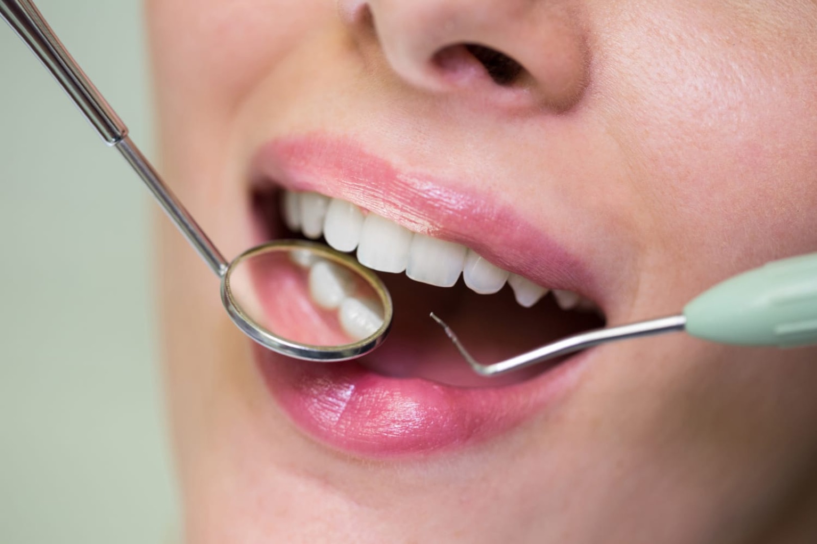 Un controllo dei denti con lo specchietto