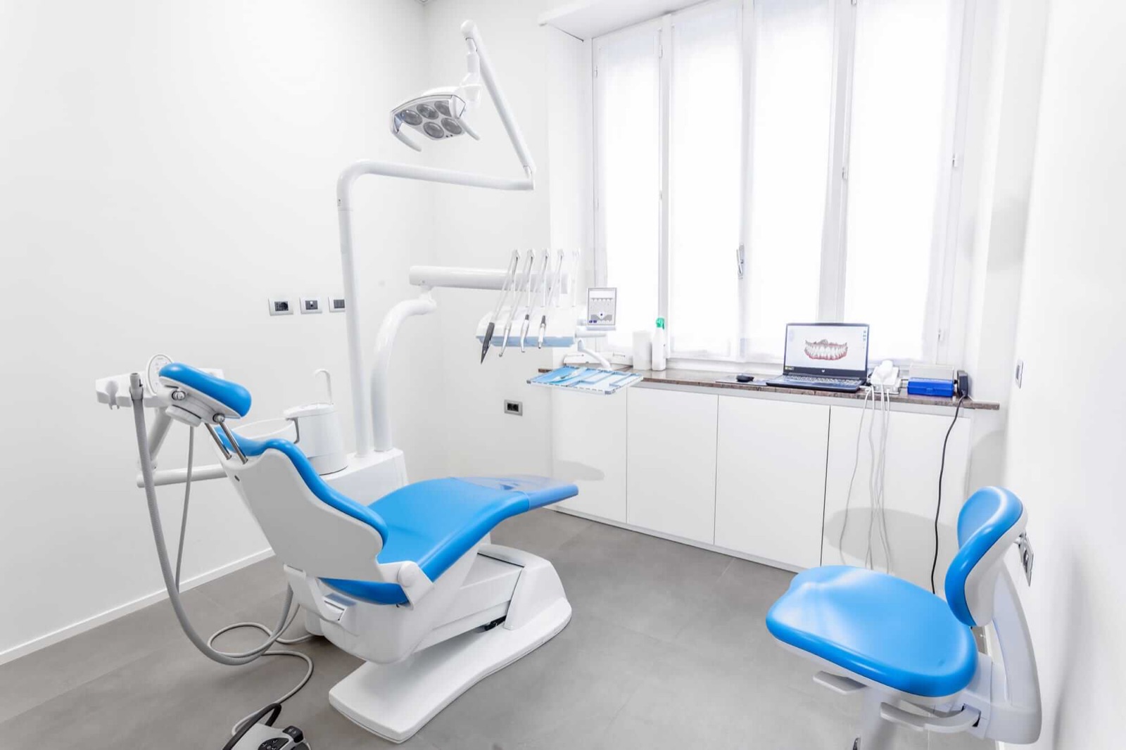La sala di cura dello studio, con il riunito azzurro