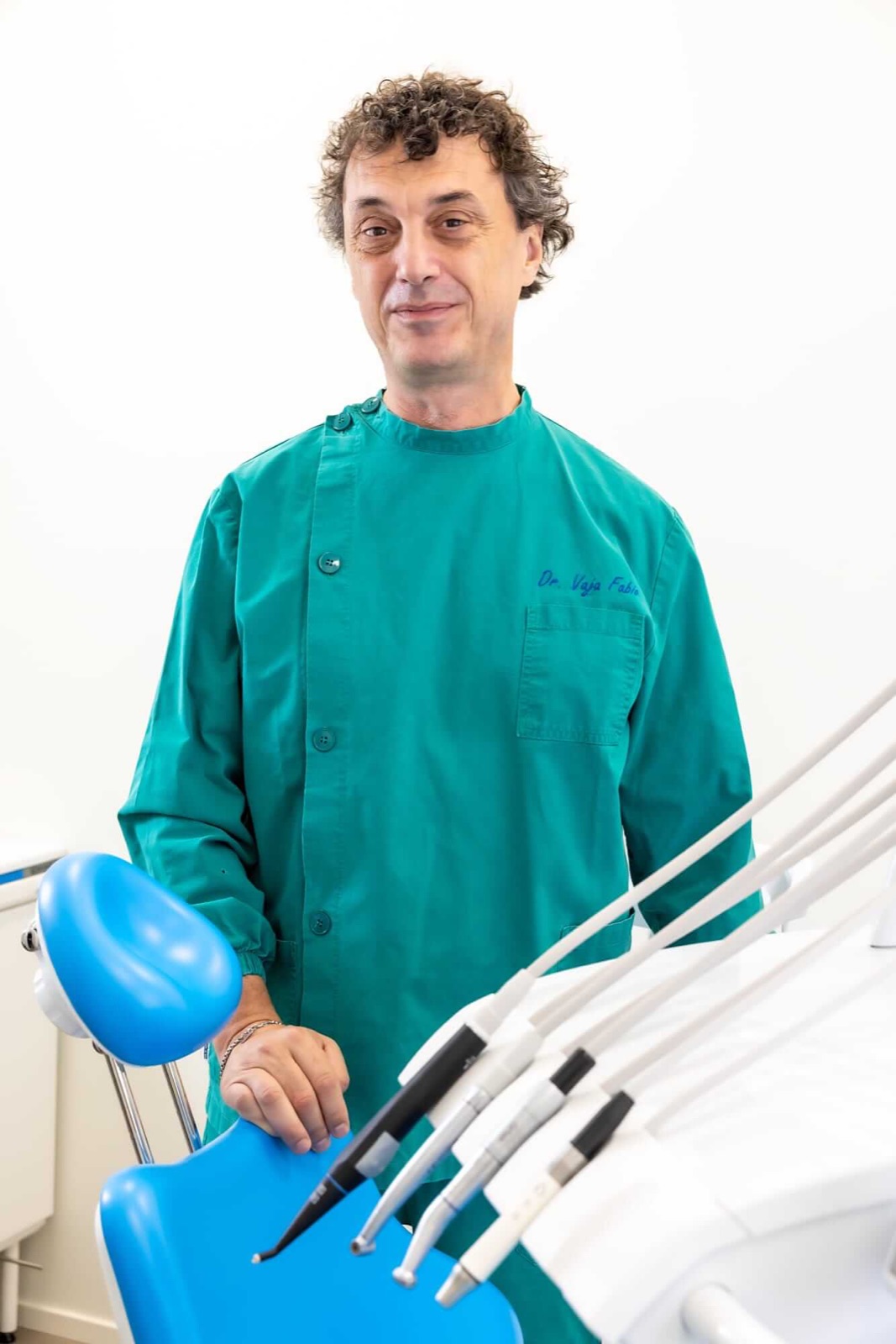 Il Dott. Fabio Vaja nel suo studio dentistico a Milano