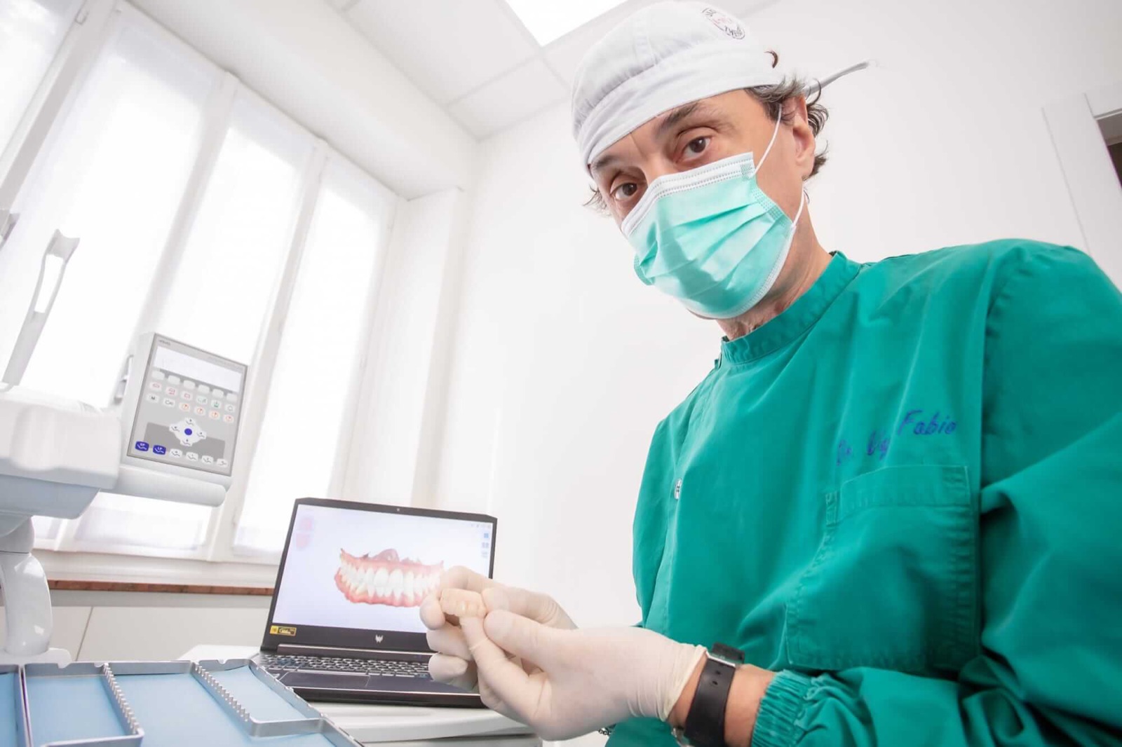 Il Dott. Vaja al lavoro al computer