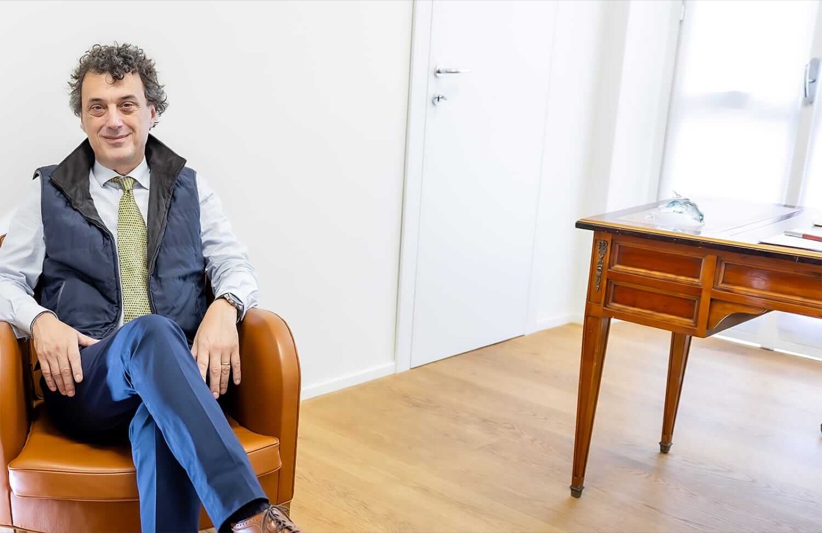 Il Dott. Fabio Vaja seduto nel suo studio